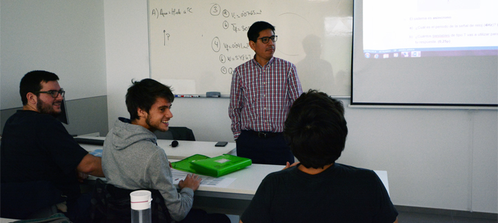 Con Más Futuro presenta sus actividades de programación de videojuegos y robótica a los alumnos de Ingeniería Informática