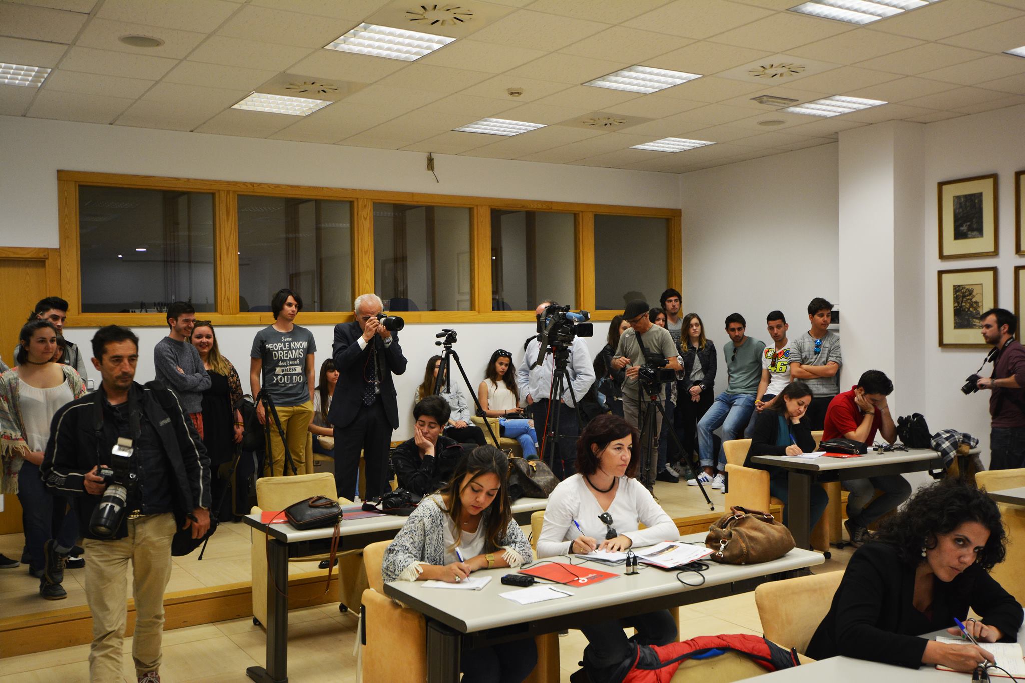 Estudiantes de Comunicación de la Universidad Europea del Atlántico en la sala de prensa del Gobierno de Cantabria.