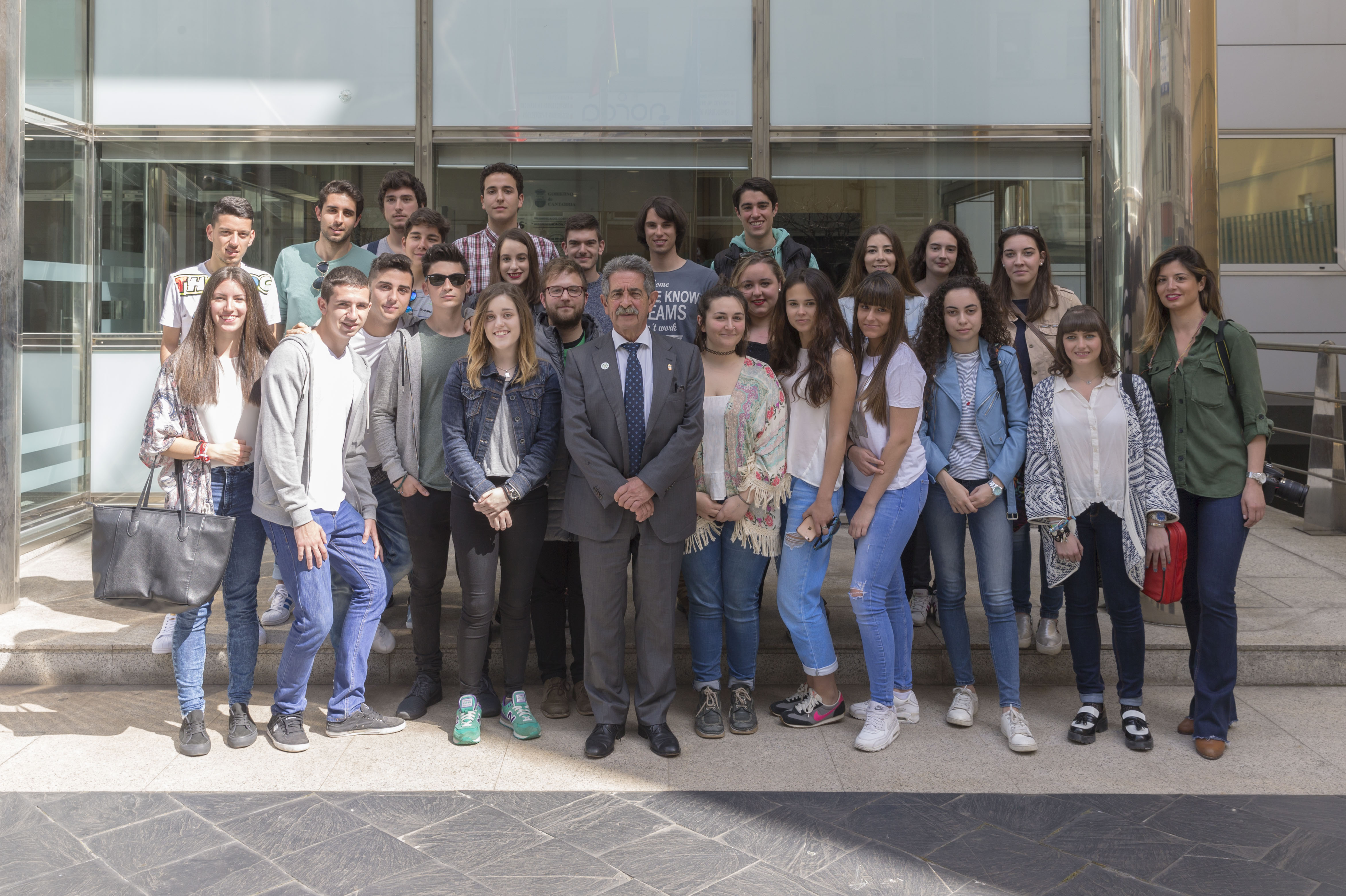 Foto de familia de los alumnos de la Universidad Europea del Atlántico junto al Presidente Miguel Ángel Revilla.
