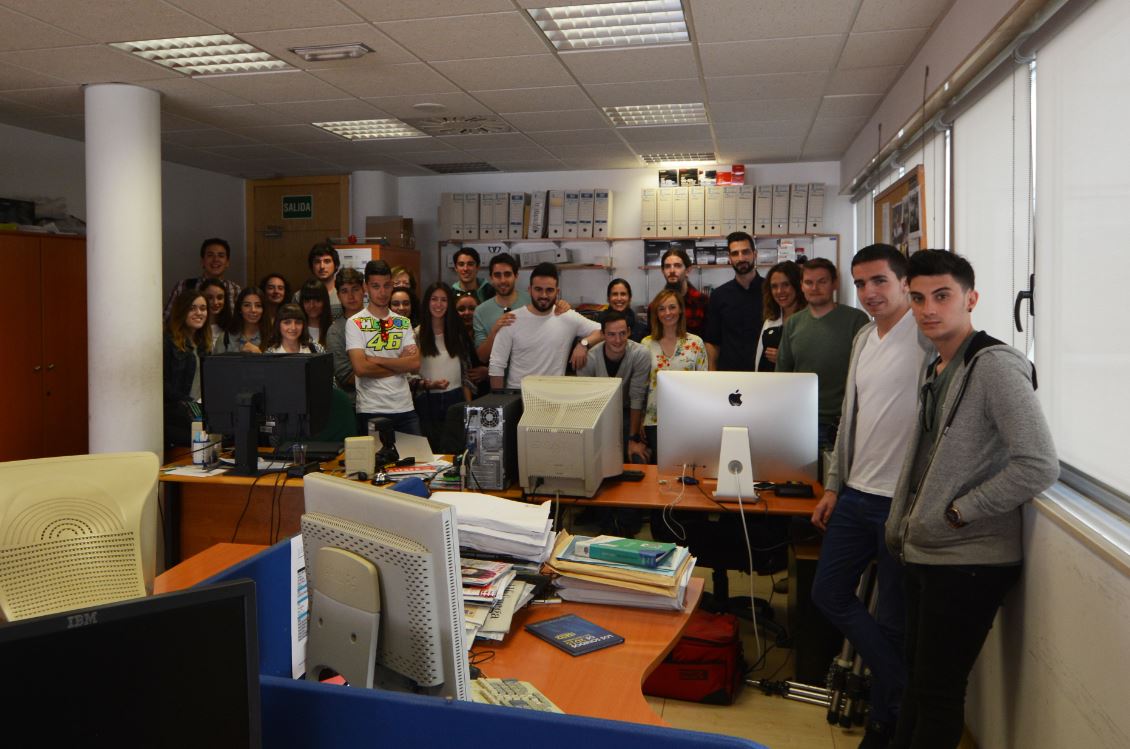 Imagen de los alumnos juntos a los ditintos profesionales del Gabinete de Prensa Multimedia del Gobierno de Cantabria.