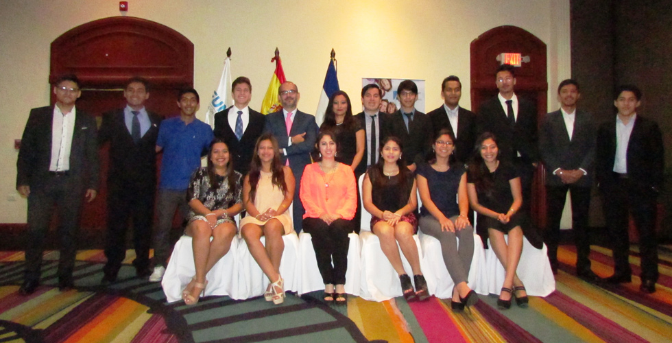 Alumnos de El Salvador iniciarán sus estudios universitarios en UNEATLANTICO