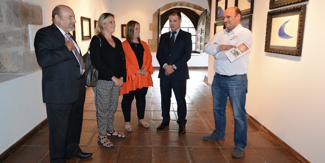 La directora general de Cultura y el rector, Rubén Calderón, clausuraron la exposición de grabados de Joan Miró