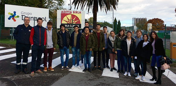 Alumnos del grado en Administración y Dirección de Empresas visitan la planta de Columbian Carbon en Gajano