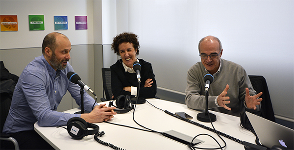 Gerardo Sisniega, Teresa Díez y Pedro Aresti comparten su experiencia con los alumnos en el Día Mundial de la Radio