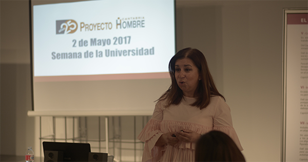 La directora de la Asociación Proyecto Hombre imparte una conferencia en el campus de UNEATLANTICO