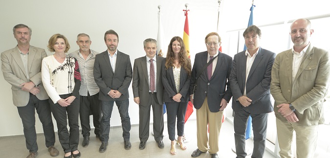 El economista Ramón Tamames y el presidente de la Autoridad Portuaria, Jaime González, visitaron el campus