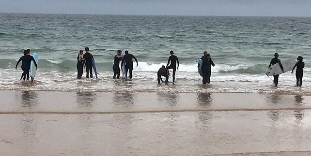 Estudiantes de CAFYD gestionaron el bautismo de surf de un grupo de chicos y chicas con diagnóstico TEA y TGD