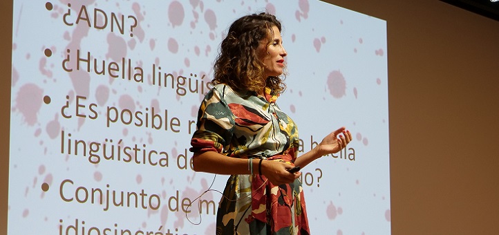 La doctora García Antuña explicó a los estudiantes el papel decisivo del peritaje forense lingüístico en los campos jurídico y social