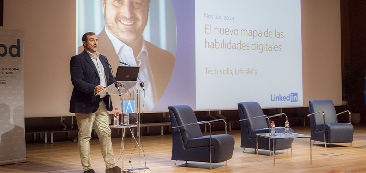 Ángel Sáenz de Cenzano, Country Manager de LinkedIn en España y Portugal, ofrece una charla en UNEATLANTICO