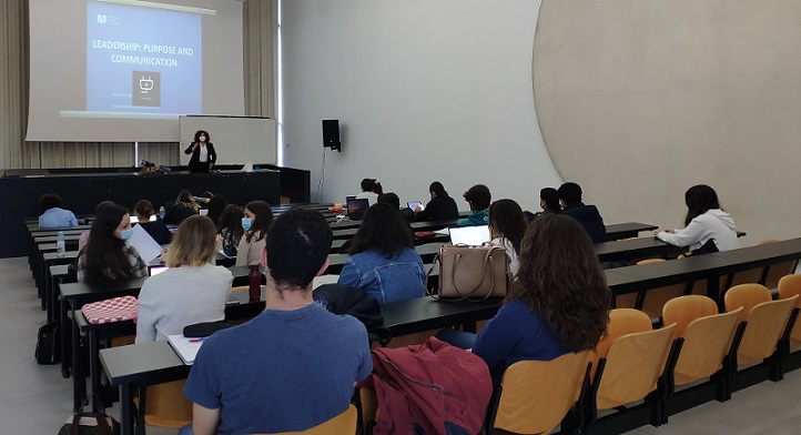 La profesora Ana de Diego impartió clases sobre liderazgo y coaching, dentro del programa Erasmus + en la Universidad de las Azores