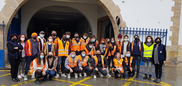 Estudiantes de UNEATLANTICO visitaron las empresas Conservas Elba y Textil Santanderina para conocer cómo gestionan los riesgos laborales