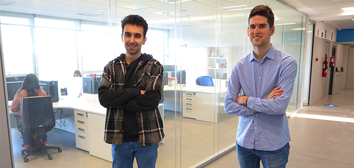 Pablo Puente y Diego Muñoz, estudiantes del grado en Periodismo, nos hablan sobre su proyecto audiovisual «Nuestro dinero bajo la lupa»