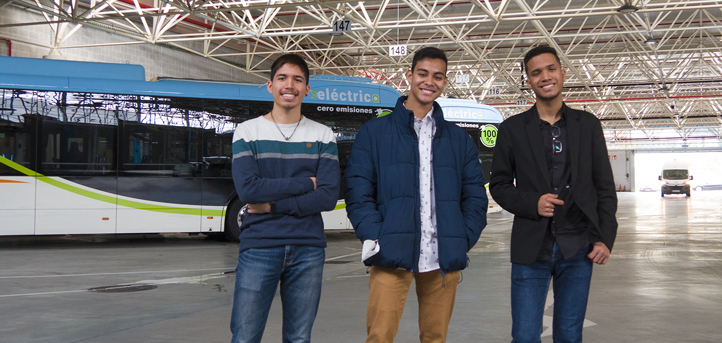 Tres alumnos del grado en Ingeniería Informática presentan su proyecto “Carga TUS” para digitalizar los servicios del transporte urbano