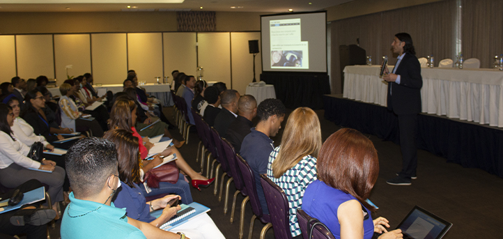 El Dr. Santiago Tejedor imparte una conferencia en República Dominicana sobre herramientas para comunicadores digitales