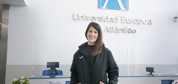 El Diario Montañés recupera la foto de la profesora de UNEATLANTICO, Ruth Beitia, al llegar de los Juegos Olímpicos de Río