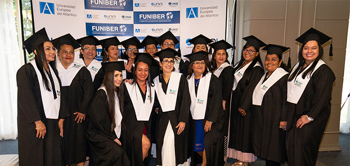 Un grupo de estudiantes de Ecuador becados por FUNIBER reciben sus títulos de máster durante la ceremonia de graduación