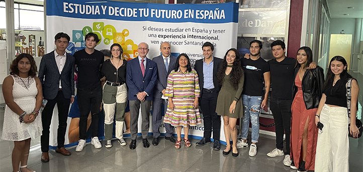 El cónsul de España en México despide a los estudiantes becados por FUNIBER que comenzarán sus estudios en UNEATLANTICO