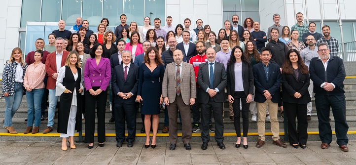 El personal de la Universidad Europea del Atlántico posó para la foto oficial de la plantilla correspondiente al curso académico 2022-2023