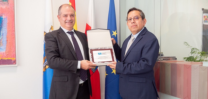 El Superintendente de la Administración Tributaria de Guatemala recibió la Placa de la Universidad y se reunió con estudiantes de su país