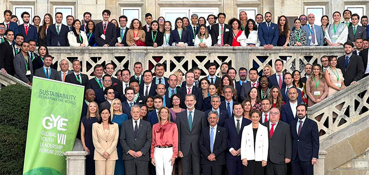 La vicerrectora de UNEATLANTICO conversa con el rey Felipe VI en la séptima edición del Global Youth Leadership Forum