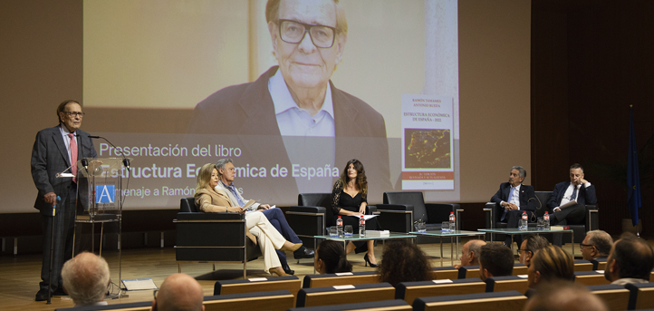 UNEATLANTICO rinde homenaje a Ramón Tamames en un acto que reúne a autoridades, economistas y comunicadores