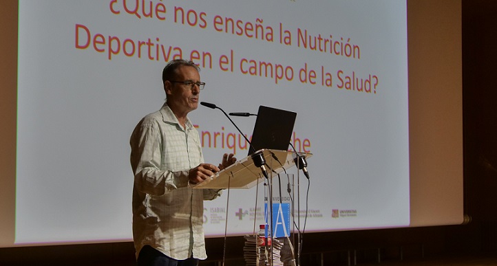 El catedrático en Nutrición Enrique Roche reflexionó con estudiantes de Ciencias de la Salud sobre “lo que nos puede enseñar la nutrición deportiva”