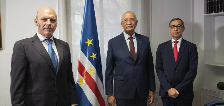 El ministro de Negocios Extranjeros de Cabo Verde, Figueiredo Soares, recibe al profesor de UNEATLANTICO Durántez Prados