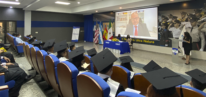 Un grupo de estudiantes hondureños reciben sus títulos tras finalizar diferentes maestrías y especializaciones en UNEATLANTICO