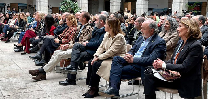 Representación de UNEATLANTICO durante el acto conmemorativo del Día del Docente, celebrado en el  Parlamento de Cantabria