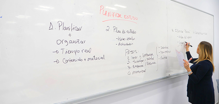 La profesora Isabel Diego comparte estrategias a los alumnos de UNEATLANTICO para preparar los exámenes finales