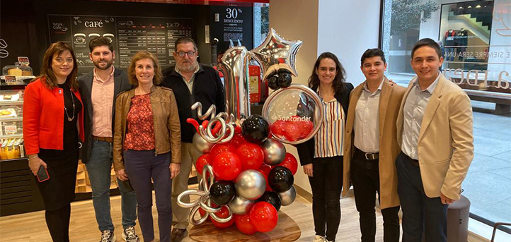 La oficina Work Café del Banco Santander recibe a una delegación de UNEATLANTICO para conocer sus novedosas instalaciones