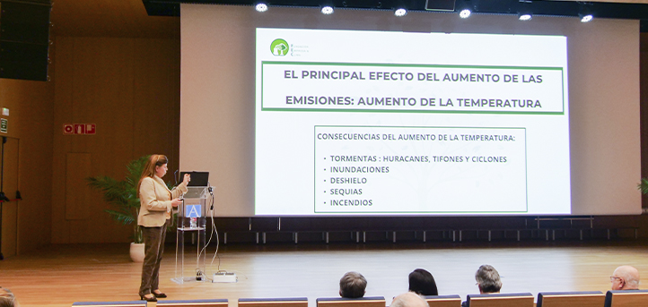 Elvira Carles, directora de la Fundación Empresa & Clima, ofrece una ponencia sobre Emergencia Climática en UNEATLANTICO
