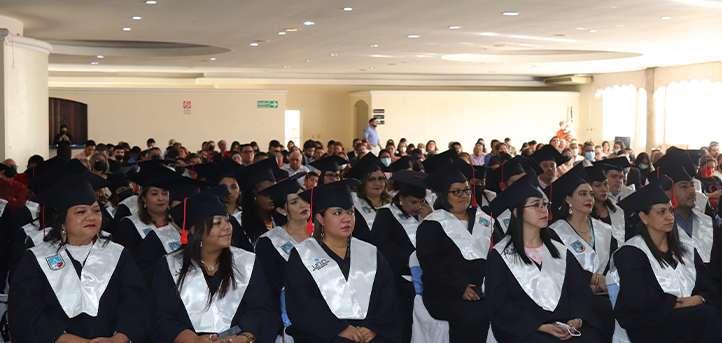 Los representantes de UNEATLANTICO en Honduras aplauden el éxito de alumnos egresados en un acto de entrega de títulos