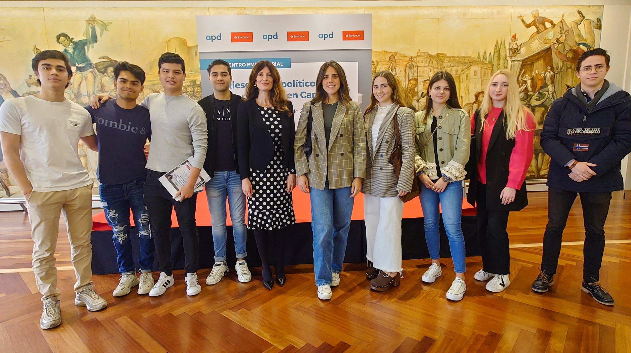 Estudiantes de UNEATLANTICO acuden al encuentro empresarial de APD y el Banco Santander sobre riesgos geopolíticos y su impacto en Cantabria.