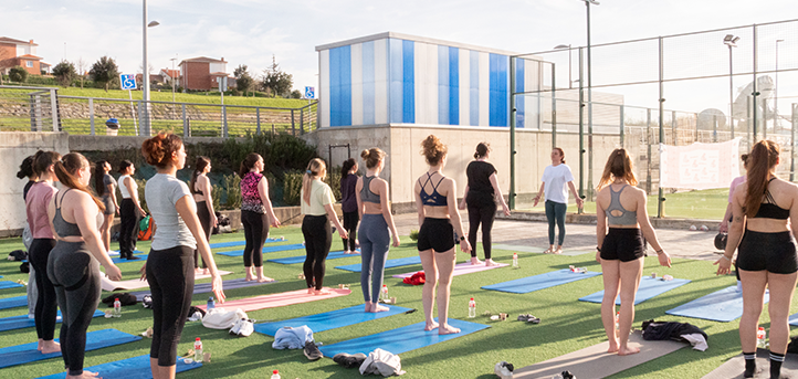 Los alumnos de UNEATLANTICO dan la bienvenida a la primavera con una sesión de yoga