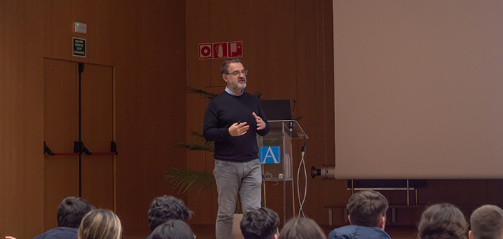 El doctor José Ramos, docente de UNEATLANTICO, imparte una charla sobre microbiología dirigida a alumnos del Colegio Torreánaz