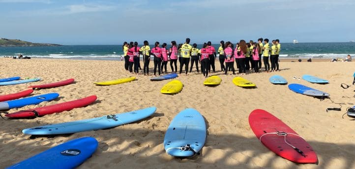 UNEATLANTICO ofrece la oportunidad de disfrutar de un bautismo de surf y una fiesta en El Sardinero