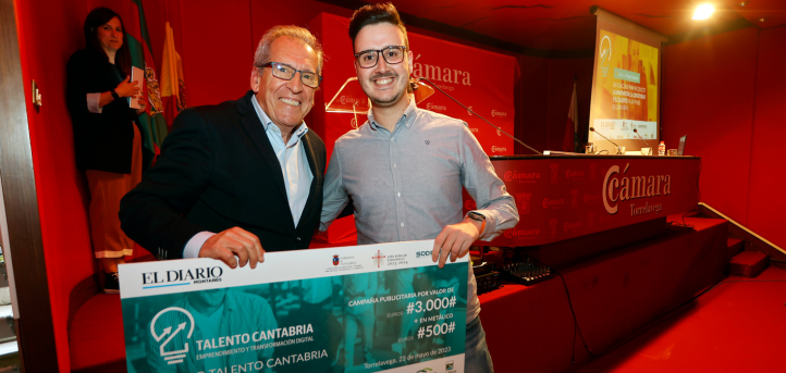 El director de relaciones institucionales de FIDBAN, Víctor Gijón, participa como jurado profesional y entrega un galardón en los premios Talento Cantabria