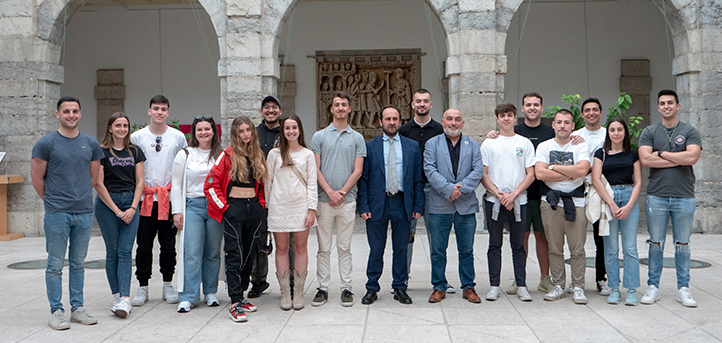 Alumnos de cuarto curso de Derecho de la Información de UNEATLANTICO visitan el Parlamento de Cantabria