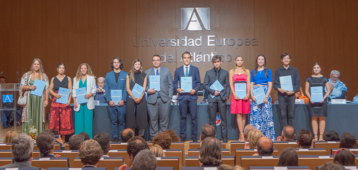 UNEATLANTICO hace entrega de los diplomas a los mejores expedientes académicos de la sexta promoción de egresados