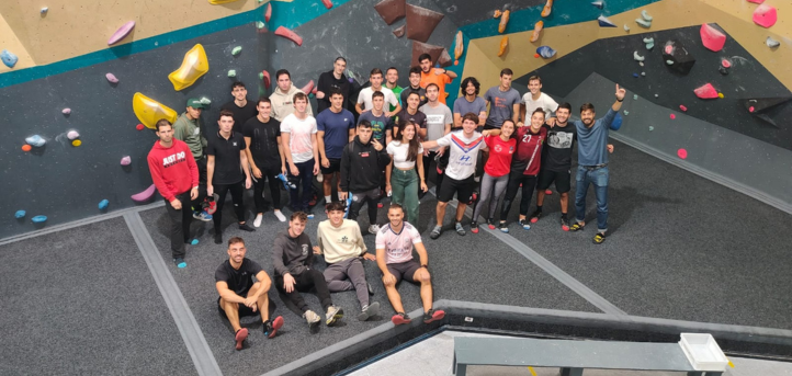 Alumnos de 4º de CAFYD se aventuran en la escalada en rocódromo como parte de su formación en Actividad Física en el Medio Natural