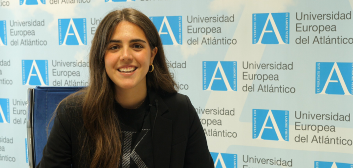 Sofía Gómez, estudiante del grado en Administración y Dirección de Empresas, presenta el grupo de voluntariado de UNEATLANTICO