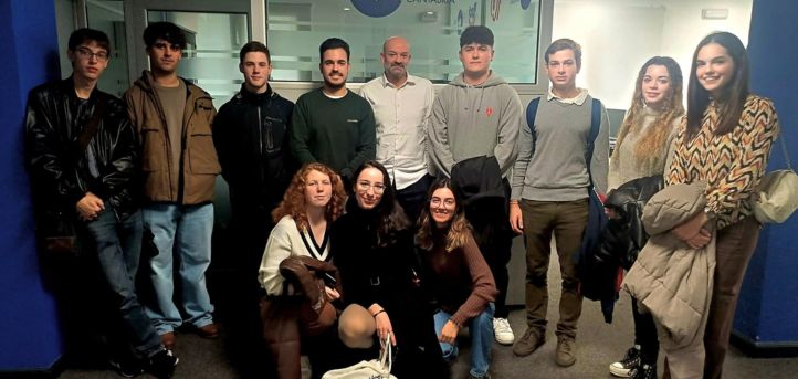 Estudiantes de Periodismo visitan las instalaciones de COPE Cantabria e intervienen en el programa «Mediodía COPE»
