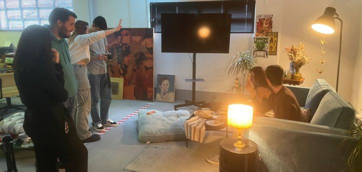 Estudiantes de Comunicación realizan una práctica de dirección artística en las instalaciones de Las Hermanísimas