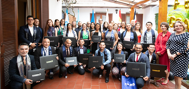 UNEATLANTICO homenajea a estudiantes en una ceremonia de entrega de títulos en Costa Rica