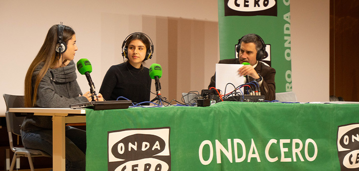 El salón de actos de UNEATLANTICO acoge el programa en vivo «Más de Uno Cantabria» de Onda Cero
