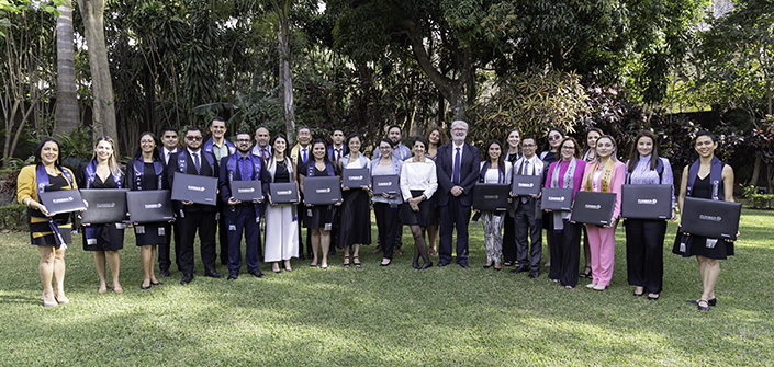 UNEATLANTICO organiza ceremonia de graduación para estudiantes en Costa Rica