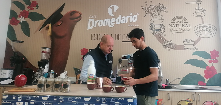 Alumnos del grado en Gastronomía realizan una visita a Café Dromedario para aprender sobre la preparación del café