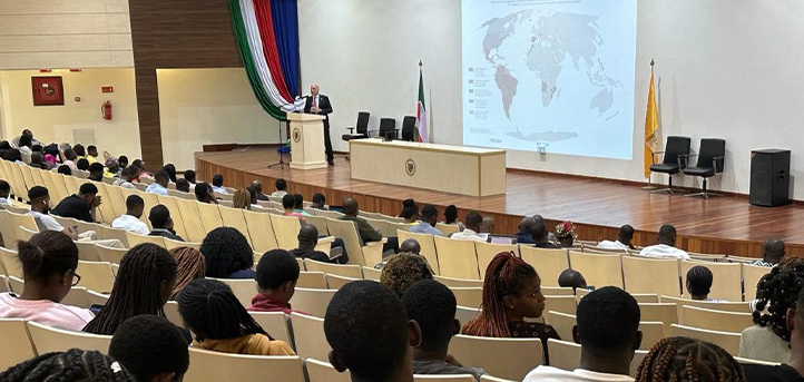 El docente F. Álvaro Durántez imparte en Guinea Ecuatorial conferencias sobre la articulación del Espacio multinacional Panibérico o de la Iberofonía