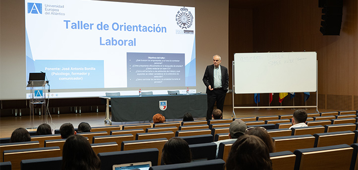 La Universidad Europea del Atlántico, en colaboración con el Colegio de Químicos, impartieron un taller sobre orientación laboral